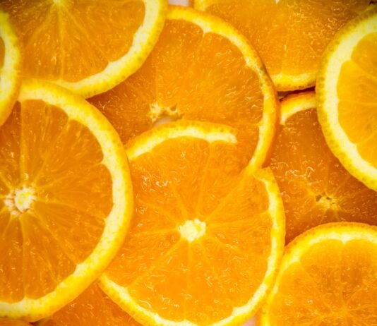 겨울철 면역력 높이는 생활 습관 sliced of tangerine fruits