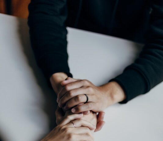 운동이 신체 건강뿐 아니라 정신 건강에도 좋은 이유 person in black long sleeve shirt holding babys feet