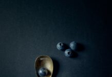 식이요법으로 몸과 마음을 건강하게 유지하는 법 silver spoon on black surface