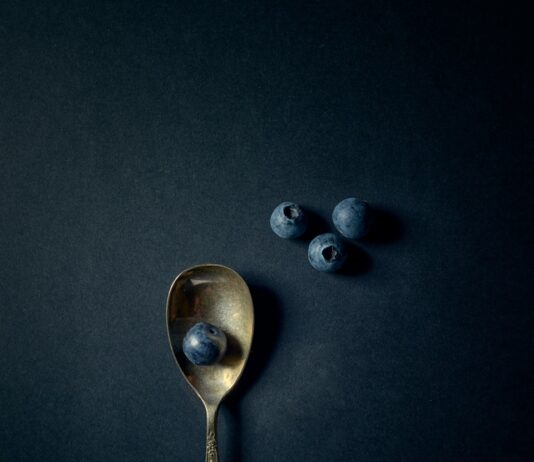 식이요법으로 몸과 마음을 건강하게 유지하는 법 silver spoon on black surface