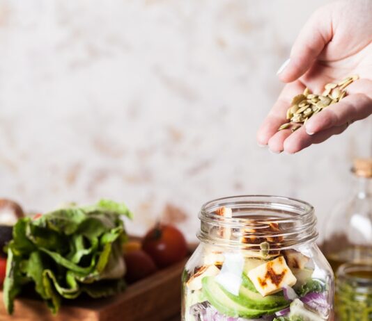 건강한 신체가 건강한 정신을 만든다 person holding brown grains