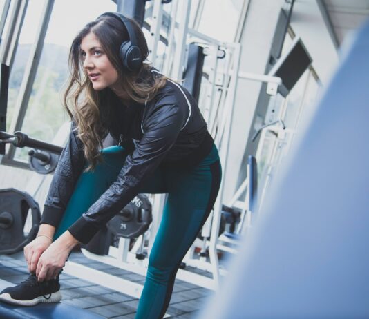 체중 감량과 건강을 위한 겨을철 운동 가이드 woman tying her right shoe