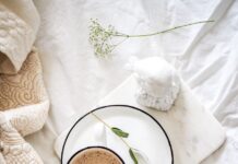 새해에는 어떻게 일정을 관리할까? white teacup filled with coffee