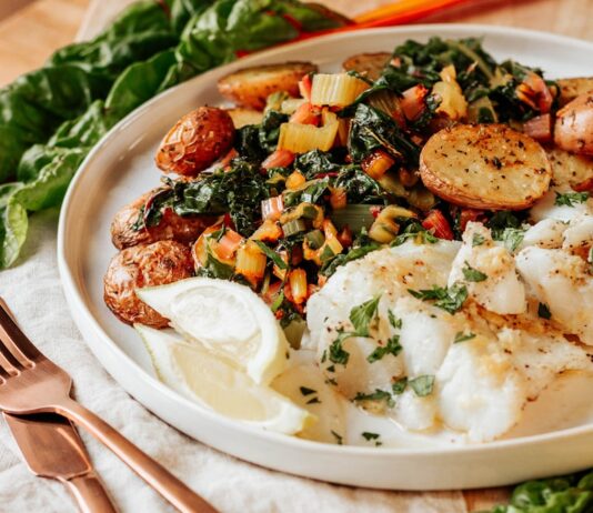 ‘따뜻한 한 끼’로 온정 나눌 효도밥상 급식기관 모집 dish on white plastic plate