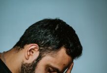 안정적인 심리로 다지는 5가지 방법 man in black shirt holding telephone