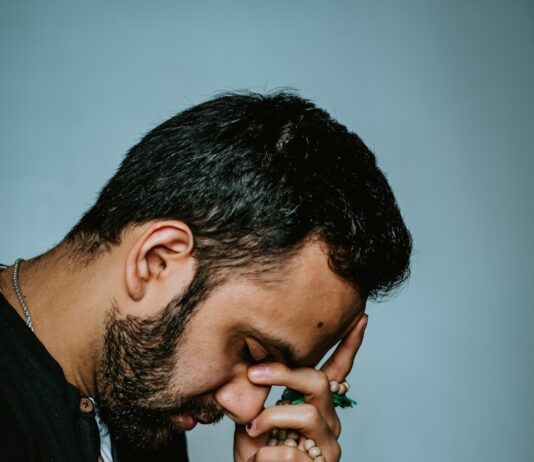 안정적인 심리로 다지는 5가지 방법 man in black shirt holding telephone