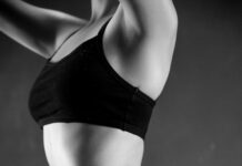 뱃살 타파를 위한 새로운 다이어트 방법, ‘내적 건강 중심 다이어트’ grayscale photo of person wearing sports bra and leggings