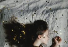 올바른 수면 습관이 건강을 좌우한다 woman in brown long-sleeved top sleeping on bed