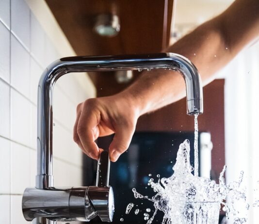 건강한 삶을 위한 효과적인 다이어트와 운동 person opening faucet