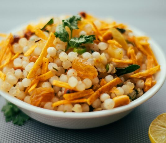 저녁 8시 이후, 먹어도 되는 음식은 따로 있다 yellow and green vegetable dish on white ceramic bowl