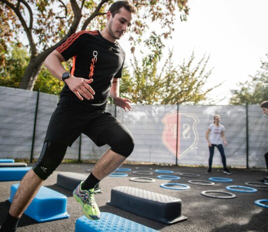“몸이 자꾸 붓고 피곤해요”…초여름 ‘림프 순환’ 문제일 수도 man in black crew neck t-shirt and black shorts running on blue and white trampoline