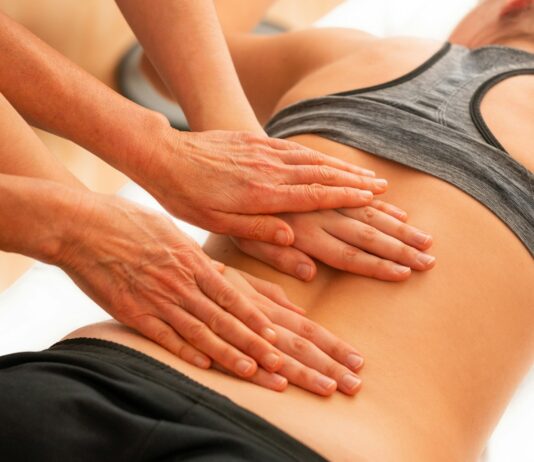 대체요법, 현대인의 새로운 건강관리 선택지로 주목받다 woman in black and white tank top