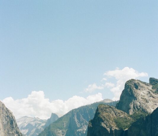 정신건강, 마음의 면역력을 지키는 첫걸음 Man photographing granite cliffs in yosemite national park