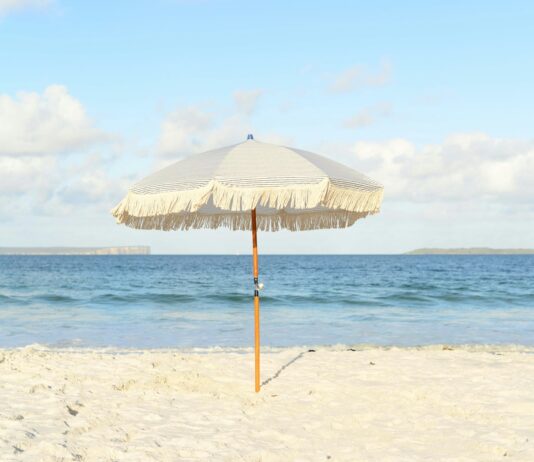 무더위 속 건강 지키는 여름철 생활 수칙 white umbrella on seashore