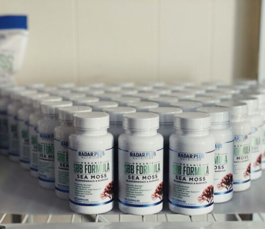 영양과 보충제, 건강을 위한 올바른 선택법 white plastic bottle on white table