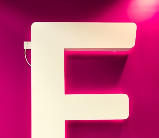 스마트 헬스케어 시대, 여성 건강관리도 디지털로 혁신한다 letter F signage