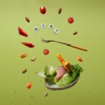 내 몸에 맞는 영양, 꾸준함이 답… 새 트렌드는 ‘개인별 맞춤 루틴’ a piece of lettuce, carrots, tomatoes, and a fork are
