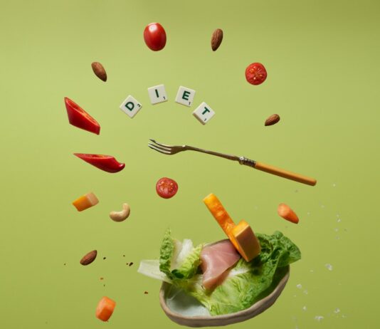 내 몸에 맞는 영양, 꾸준함이 답… 새 트렌드는 ‘개인별 맞춤 루틴’ a piece of lettuce, carrots, tomatoes, and a fork are