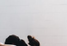 집에서도 ‘건강 근육’ 챙기기, 일상 속 실천법이 뜬다 woman in black tank top and black leggings lying on black floor