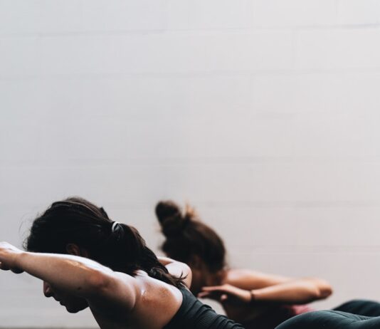 집에서도 ‘건강 근육’ 챙기기, 일상 속 실천법이 뜬다 woman in black tank top and black leggings lying on black floor