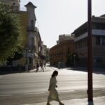 ‘마이크로 모먼트 운동’, 바쁜 일상 속 건강 챙기기 방법으로 주목 A woman walking down a street next to tall buildings