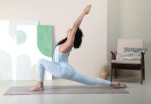 가동성(Mobility): 늘어나는 근육에 ‘조종 키’를 달아라 a woman doing a yoga pose in a room