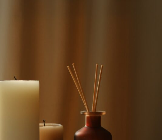 현대인의 건강, 대체요법으로 지킨다…일상에서 실천하는 내 몸 챙기기 a couple of candles sitting on top of a table