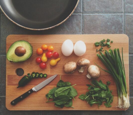 “식단, 나만의 건강 루틴으로… 최신 트렌드 속 실생활 팁 정리” avocado, tomatoes, eggs, mushrooms, spring onions, and leaves