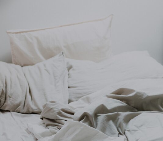 수면의 질 개선, 내 몸을 위한 작은 변화가 건강을 지킨다 white pillows and bed comforter