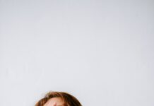 “만성피로, ‘작은 변화’가 만드는 큰 회복—최신 트렌드와 생활 루틴 팁” a woman sitting on a couch holding her hands to her face