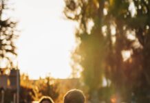 여성 건강관리, 새로운 라이프스타일 트렌드로 자리잡다 a group of people sitting on top of a lush green field